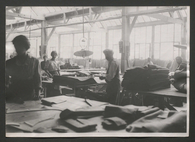 Confection de costumes militaires et Fabrique de chaussures à l'usine Bansa