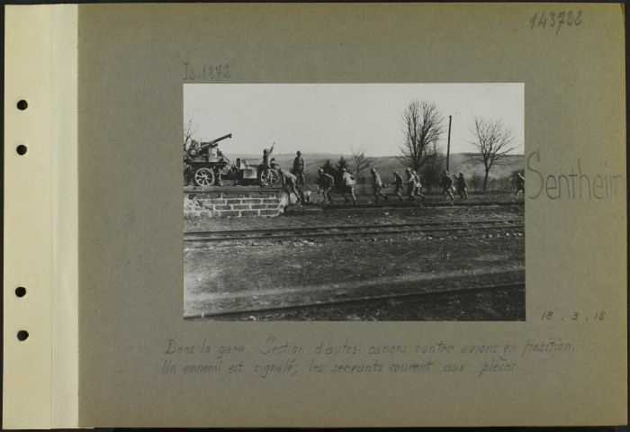 Sentheim. Dans la gare. Section d'autos-canons contre avions en position. Un ennemi est signalé ; les servants courent aux pièces