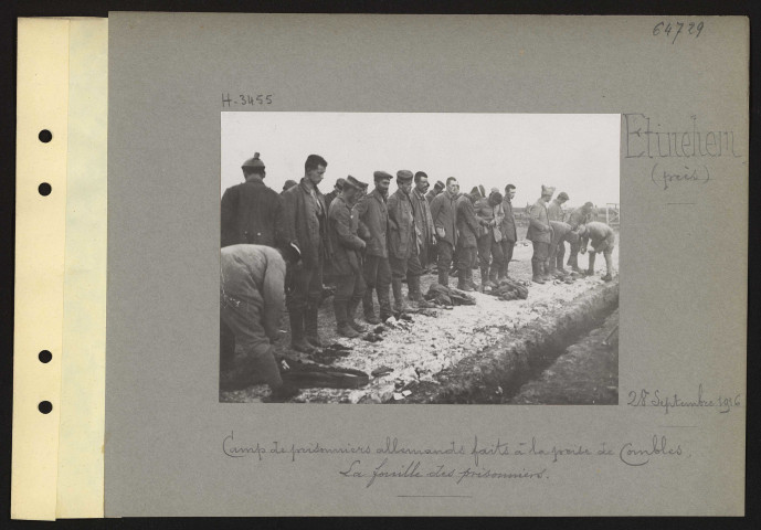 Étinehem (près). Camp de prisonniers allemands faits à la prise de Combles, la fouille des prisonniers