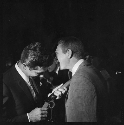 Steve Mac Queen et Gilbert Bécaud lors d'une réception organisée par Télé 7 Jours à l'occasion du tirage de 1500 000 exemplaires