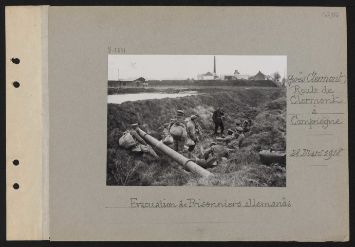 Route de Clermont à Compiègne (près Clermont). Évacuation de prisonniers allemands