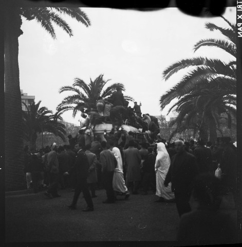 Manifestation du 4 avril 1963 et portraits de personnes dans les locaux de Révolution Africaine