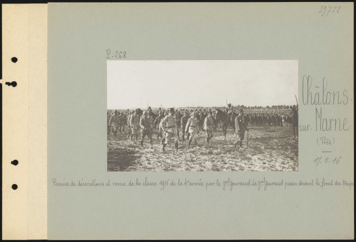 Châlons-sur-Marne (près). Remise de décorations et revue de la classe 1916 de la 4e armée par le général Gouraud. Le général Gouraud passe devant le front des troupes
