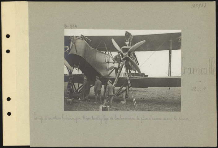 Cramaille. Camp d'aviation britannique. Avion Handley Page de bombardement. Le plein d'essence avant le départ