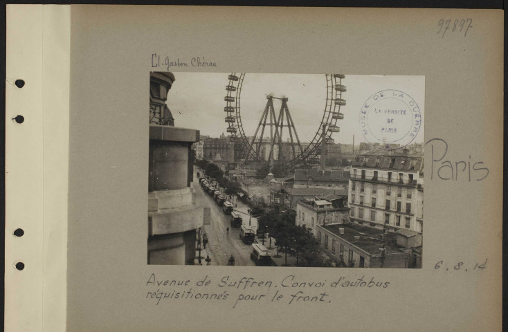 Paris. Avenue de Suffren. Convoi d'autobus réquisitionnés pour le front