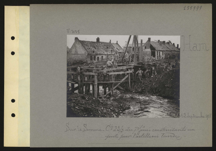 Ham. Sur la Somme. Compagnie du 7e génie construisant un pont pour l'artillerie lourde