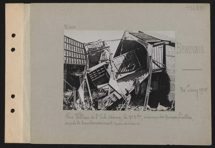 Beauvais. Rue Villiers de l'Ile Adam ; le numéro 3 bis, maison des pompes funèbres, après le bombardement par avions