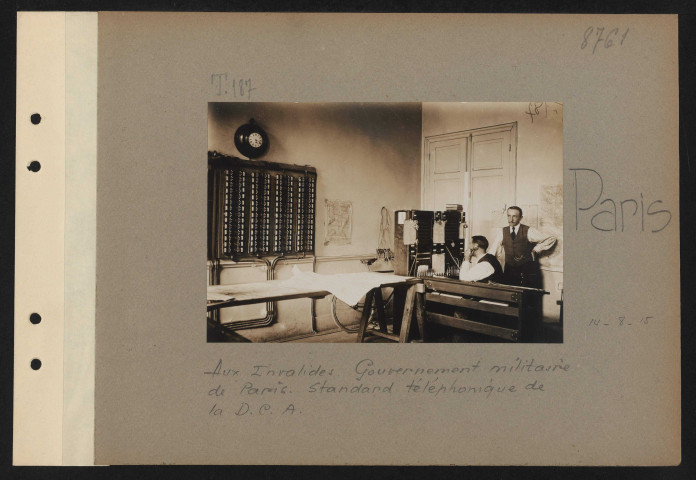Paris. Aux Invalides. Gouvernement militaire de Paris. Standard téléphonique de la DCA