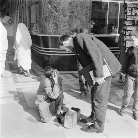 Alger. Petits cireurs de rue. 2