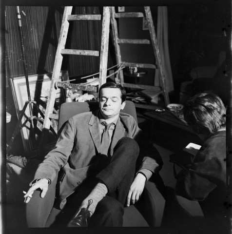Jean-Pierre Melville lors du tournage de « Le Doulos », avec Belmondo et Serge Reggiani