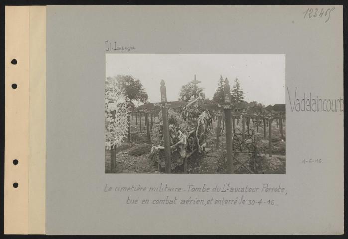 Vadelaincourt. Le cimetière militaire. Tombe de l'aviateur Perrete, tué en combat aérien et enterré le 30.4.16
