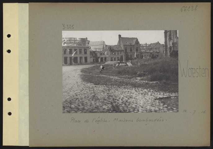 Woesten. Place de l'église. Maisons bombardées