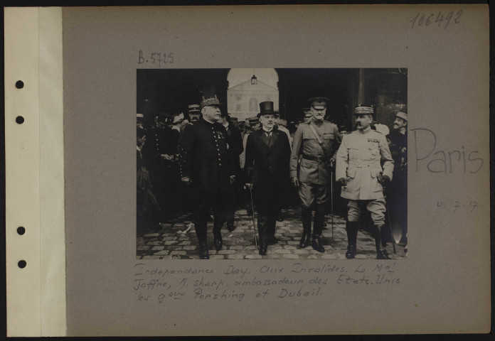 Paris. Independance Day. Aux Invalides. Le maréchal Joffre, monsieur Sharp, ambassadeur des Etats-Unis. Les généraux Pershing et Dubail