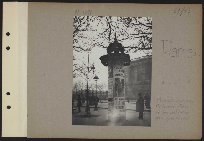 Paris. Place du Louvre. Colonne Morris et les affiches des spectacles