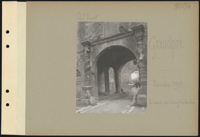 Grandpré. L'entrée du bourg bombardée