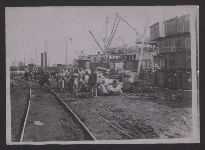 Vladivostok (Mandchourie). Débarquement de troupes françaises
