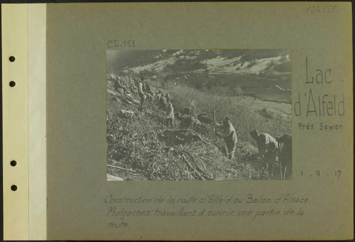 Lac d'Alfeld (Près Sewen). Construction de la route d'Alfeld au Ballon d'Alsace. Malgaches travaillant à ouvrir une partie de la route