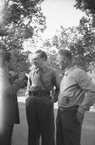 Portrait de brigadistes: Jakob Bachrach (au centre avec lunettes), Henryk Sternhell (à droite) et Saul Brill (à gauche coupé)