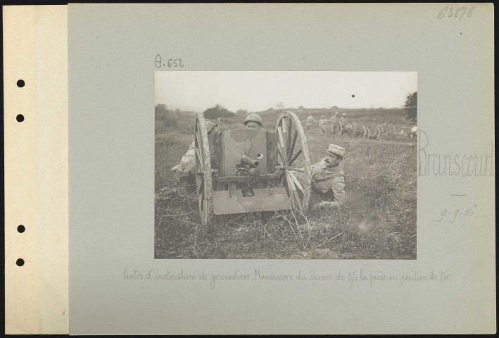 Branscourt. Centre d'instruction de grenadiers. Manœuvre du canon de 37 : la pièce en position de tir