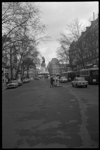 Scènes de rue à Paris. Elections de la MNEF. Discours d'Edmond Tamiz et Antoine Bourseiller