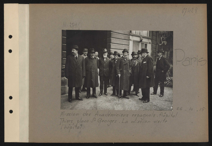 Paris. Mission des académiciens espagnols. Hôpital Thiers, place Saint-Georges. La mission visite l'hôpital