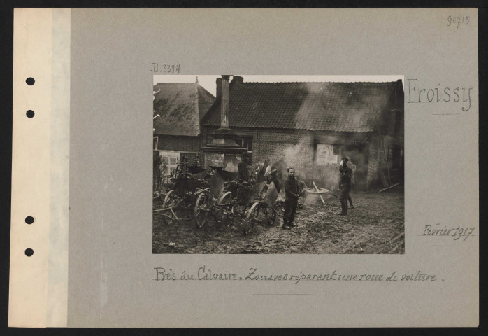 Froissy. Près du calvaire : zouaves réparant une roue de voiture
