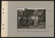 Froissy. Près du calvaire : zouaves réparant une roue de voiture