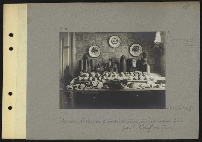 Arras. À la gare. Collection d'obus et de débris d'obus rassemblés par le chef de gare