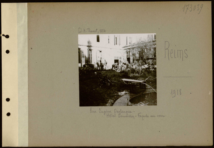 Reims. Rue Eugène Desteuque. Hôtel Ponsardin. Façade sur cour