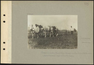 Soissons (environs de). Pendant une accalmie. Deux artilleurs labourant avec leurs chevaux tout harnachés le champ à l'extrémité duquel se trouve leur batterie