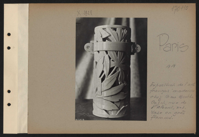 Paris. Exposition de l'art français moderne chez Mme Berthe Cazin, rue de l'Albani, n°1. Vase en grès flammé