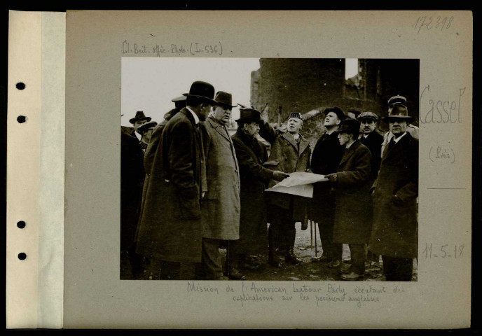 Cassel (Près). Mission de l'American Labour Party écoutant des explications sur les positions anglaises