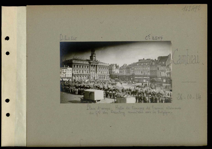 Cambrai. Place d'Armes. Halte de troupes de l'armée allemande du général von Deimling remontant vers la Belgique