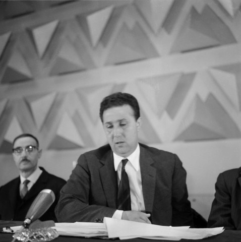 Conférence de presse de Ben Bella à la R.T.A. (radio télévision algérienne)