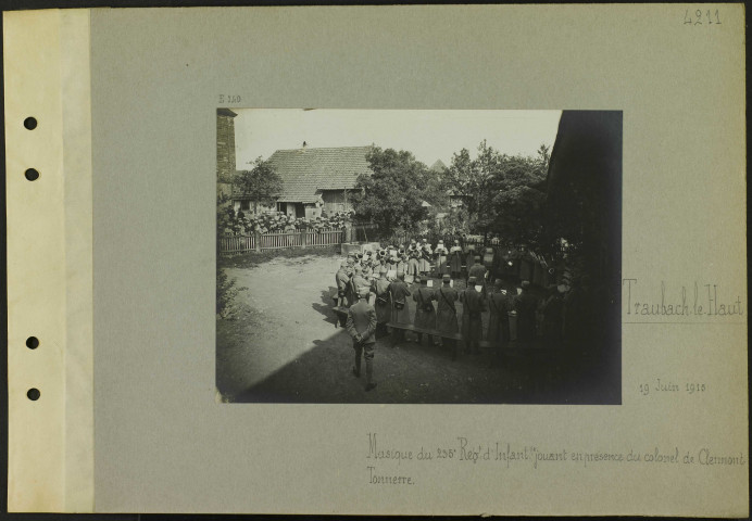 Traubach-le-Haut. Musique du 235e régiment d'infanterie jouant en présence du colonel de Clermont-Tonnerre