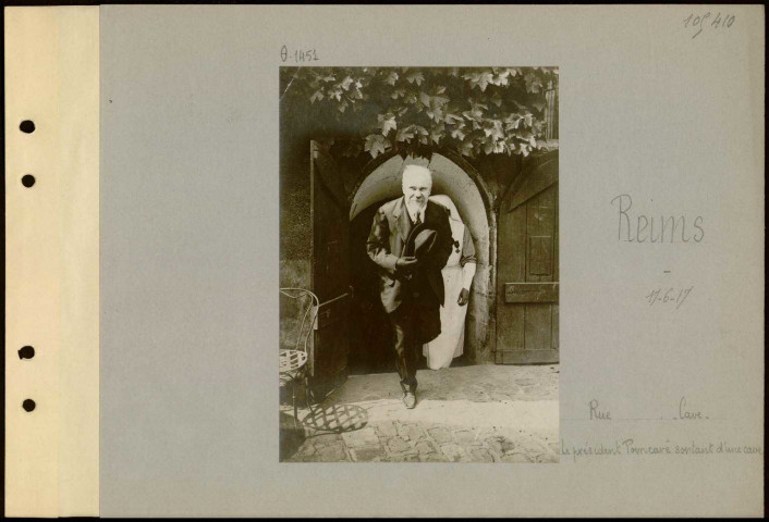 Reims. Rue ? Cave. Le président Poincaré sortant d'une cave