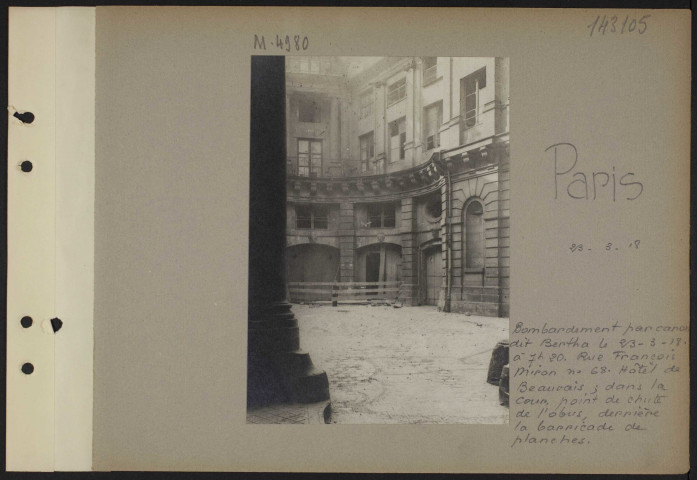 Paris. Bombardement par canon dit Bertha. Le 23-3-18. A 7h20. Rue François Miron numéro 68. Hôtel de Beauvais ; dans la cour, point de chute de l'obus, derrière la barricade de planches