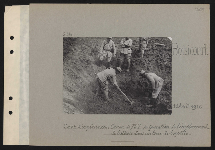 Boisicourt. Camp d'expériences : canon de 75T, préparation de l'emplacement de batterie dans un trou de torpille