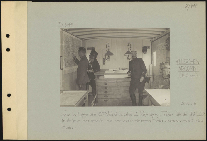 Villers-en-Argonne (nord-ouest de). Sur la ligne de Sainte-Menehould è Revigny. Train blindé d'artillerie lourde à grande puissance. Intérieur du poste de commandement du commandant du train