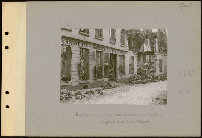 Reims. Rue Eugène Desteuque, numéro 6. Maison de zinguerie Hutin bombardée ; au fond, l'abside de la cathédrale