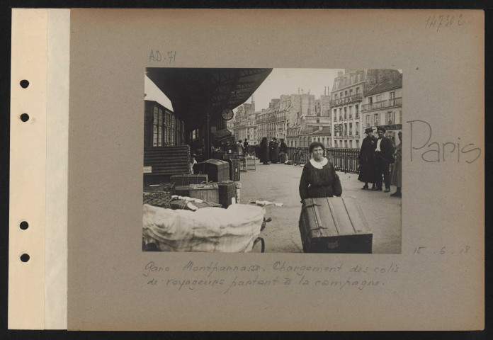 Paris. Gare Montparnasse. Chargement des colis de voyageurs partant à la campagne
