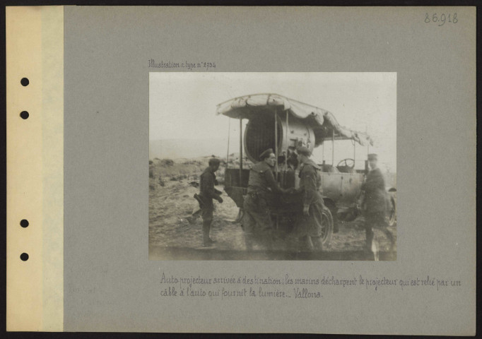 Vallona (Albanie). Auto-projecteur arrivée à destination ; les marins déchargent le projecteur qui est relié par un câble à l'auto qui fournit la lumière