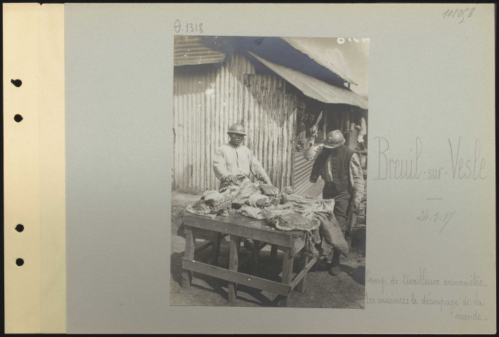Breuil-sur-Vesle. Camp de tirailleurs annamites. Les cuisines : le découpage de la viande