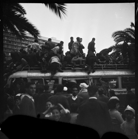Manifestation du 4 avril 1963 et portraits de personnes dans les locaux de Révolution Africaine