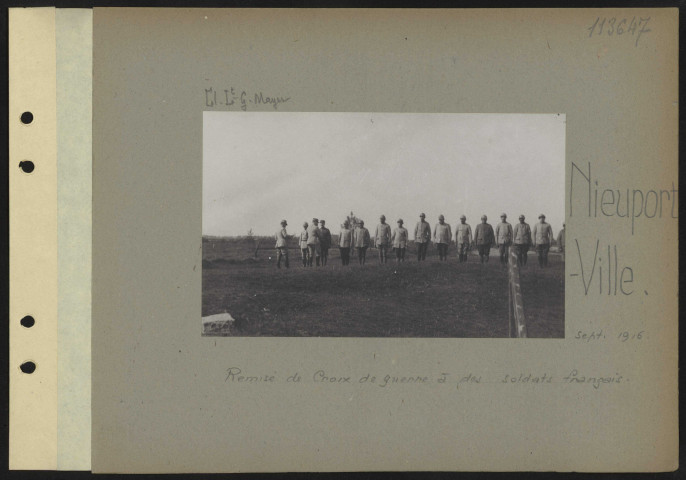 Nieuport-Ville. Remise de croix de guerre à des soldats français