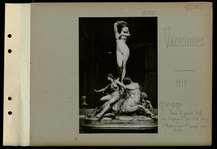 Valenciennes. Musée des Beaux-Arts, place Verte. Exposition publique des œuvres d'art provenant de collections publiques et privées du Nord rassemblées par les Allemands à Valenciennes. Dans le grand hall : "Le crépuscule" par Vital Cornu et "l'enlèvement d'Europe" par Hiolle