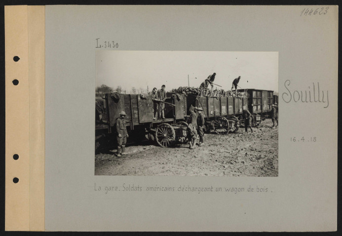 Souilly. La gare. Soldats américains déchargeant un wagon de bois