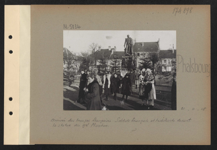 Phalsbourg. Arrivée des troupes françaises. Soldats français et habitants devant la statue du général Mouton