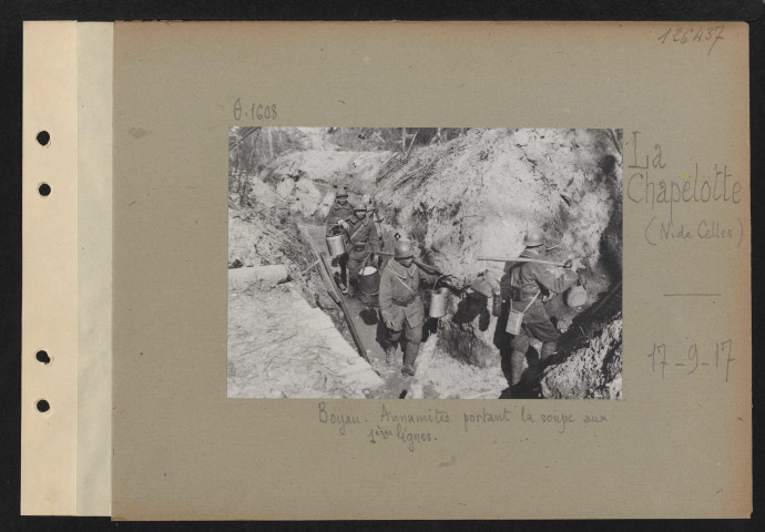 La Chapelotte (nord de Celles). Boyau. Annamites portant la soupe aux premières lignes
