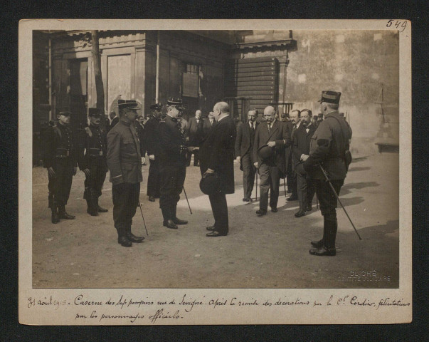 Caserne des sapeurs pompiers rue de Sévigné. Après la remise des décorations par le colonel Cordier, félicitations par les personnages officiels